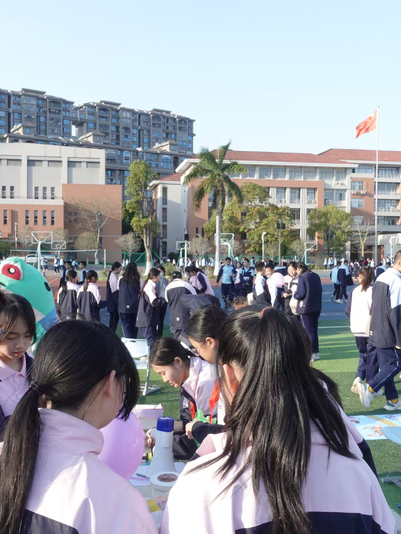 校园操场上的义卖活动全景