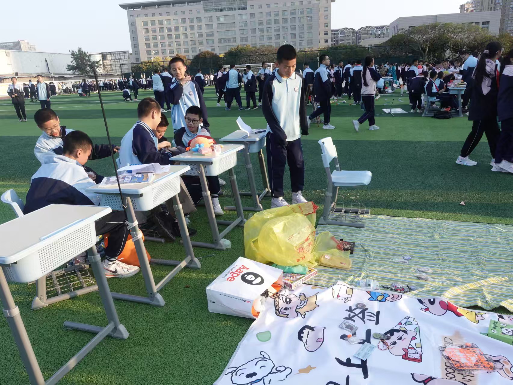 同学们在操场上整理摊位