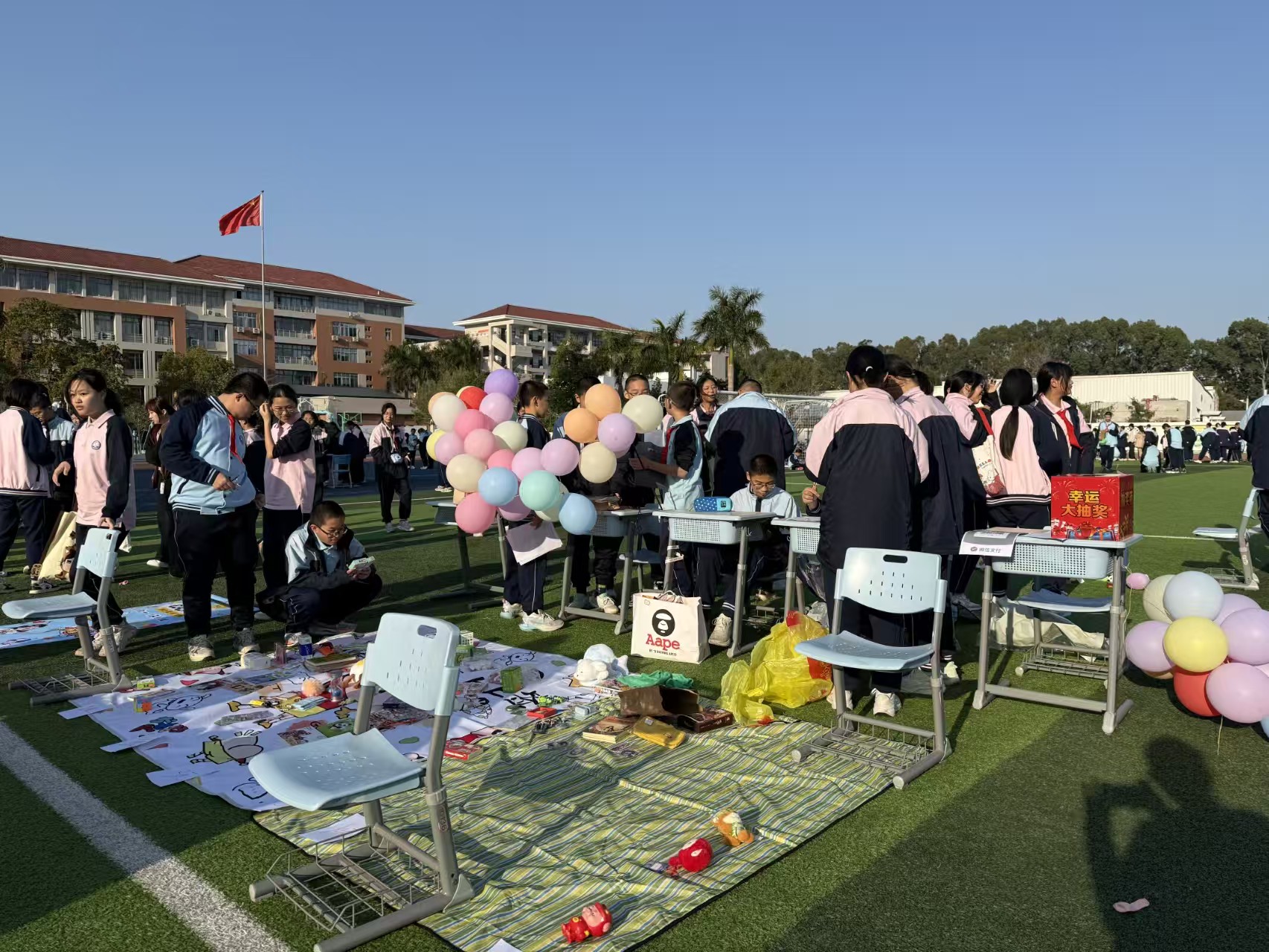 操场上的义卖摊位和气球装饰