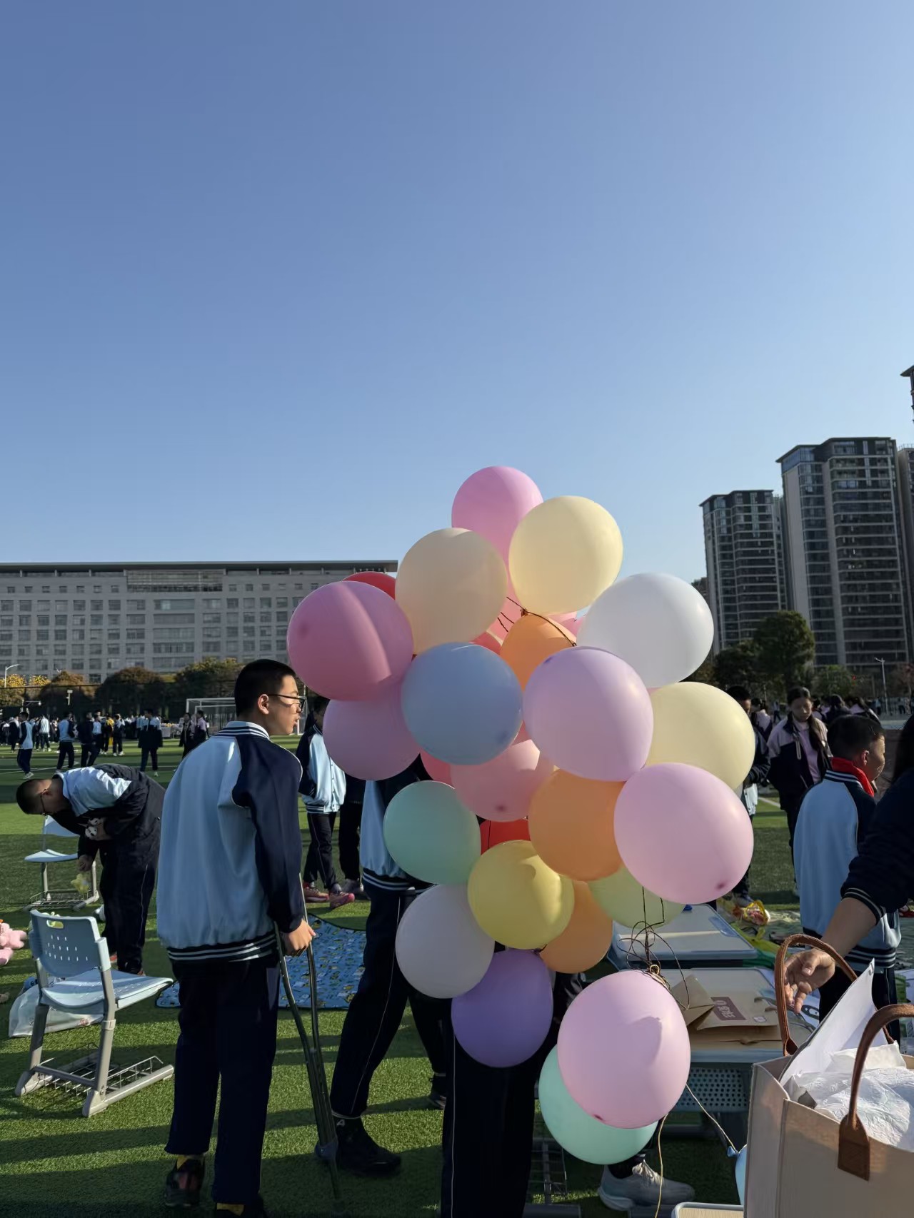 操场上一束马卡龙色彩的气球装饰